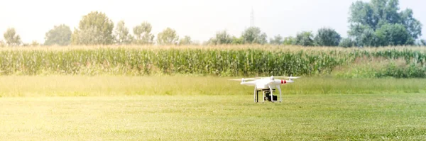 Pequeno Drone Voando Livre Conceitos Tecnologia Cópia Espaço Foto — Fotografia de Stock