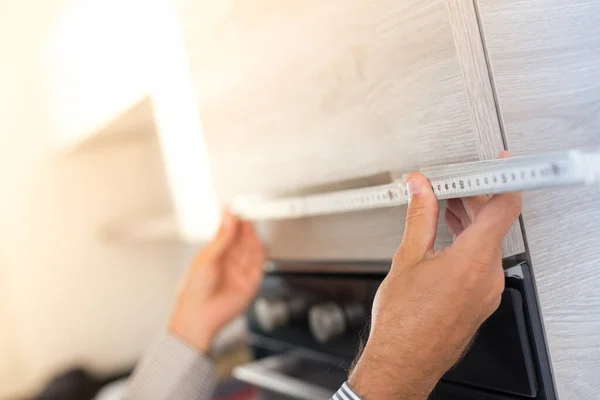 Arquitecto Tomando Medidas Una Cocina Estrenar Conceptos Diseño Estilo Doméstico — Foto de Stock