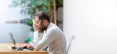 Evdeki kızgın ve bitkin çalışan, ev konseptlerinde akıllı çalışan, Covid kavramları sırasında iş piyasası
