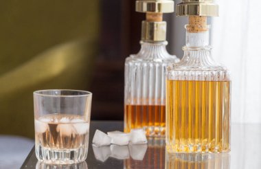 İçinde farklı alkollü ruhlar olan lüks cam şişeler, uzay fotoğraflarının kopyası.