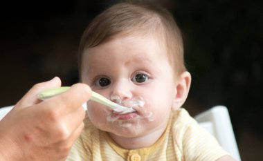 Kahvaltıda annesiyle mutlu bir bebek.