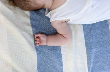 Kumsalda uyuyan tatlı bir bebek.