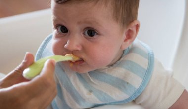 Kahvaltıda annesiyle mutlu bir bebek.
