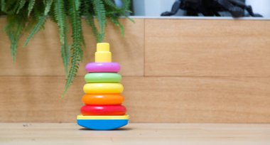 10 aylık tatlı bebek yerde oynuyor.