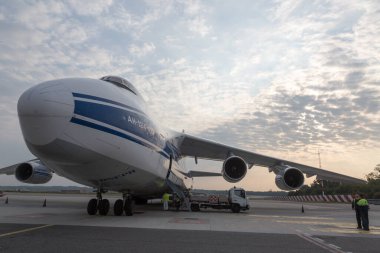 MALPENSA HAVAALANI - 14 Eylül 2021: Yükleme işlemleri sırasında, kalkıştan önce Büyük Antonov 124-100