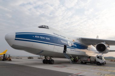 MALPENSA HAVAALANI - 14 Eylül 2021: Yükleme işlemleri sırasında, kalkıştan önce Büyük Antonov 124-100