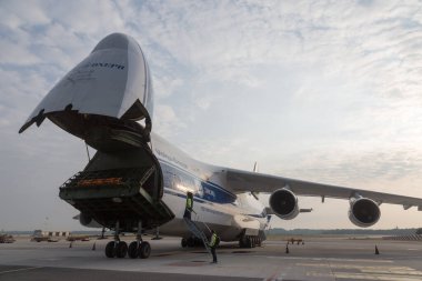 MALPENSA HAVAALANI - 14 Eylül 2021: Yükleme işlemleri sırasında, kalkıştan önce Büyük Antonov 124-100