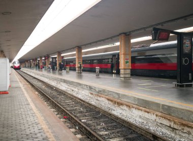 FLORENCE, ITALY - 16 Şubat 2021: istasyona giren yüksek hızlı İtalyan treni. Bu, dünyanın en hızlı trenlerinden biridir..