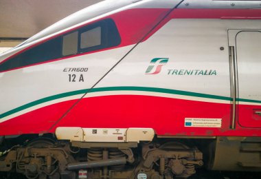 FLORENCE, ITALY - 16 Şubat 2021: yüksek hızlı Frecciarossa treni kalkışa hazır. Bu, dünyanın en hızlı trenlerinden biridir..