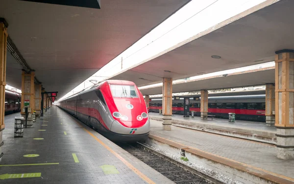 Флоренция Италия Февраля 2021 Станцию Прибывает Высокоскоростной Поезд Frecciarossa Один — стоковое фото