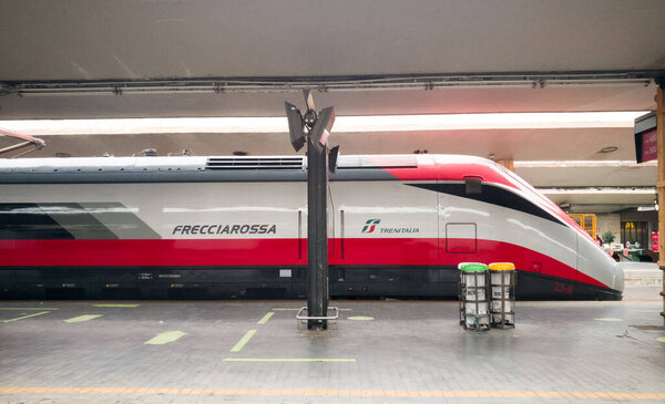 ФЛОРЕНЦИЯ, ИТАЛИЯ - 16 ФЕВРАЛЯ 2021: Высокоскоростной поезд Frecciarossa готов к отправке. Это один из самых быстрых поездов в мире.