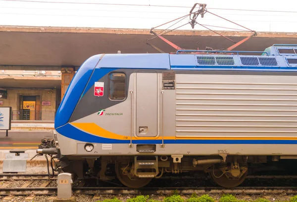 フィレンツェ イタリア 2021年2月16日 通勤地域電気機関車列車の出発準備 ストック画像