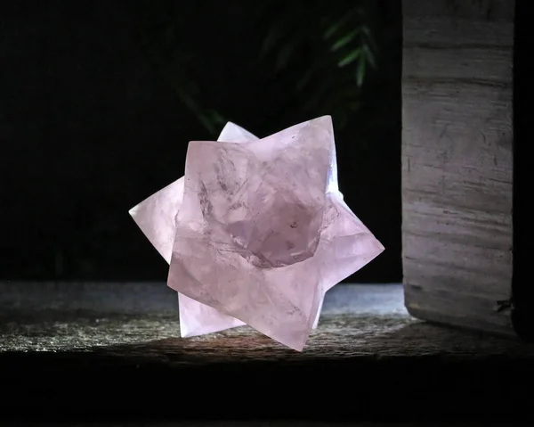 Großer Rosenquarzkristall Merkaba Star — Stockfoto