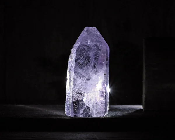 ライトアップされた紫 アメジスト結晶塔 — ストック写真