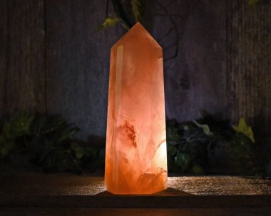 Aydınlatılmış Rose Quartz kristal kulesi