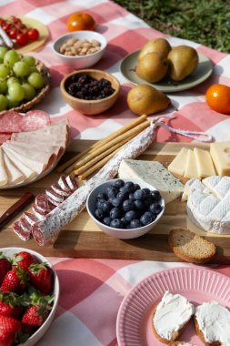 Peynir, zeytin, üzüm, fındık, zeytin, ekmek, yemek, atıştırmalık, atıştırmalık ve diğer şeyler.