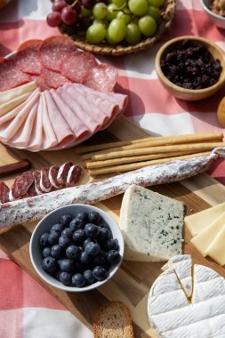 Tahta masada peynir ve üzüm çeşitleri.
