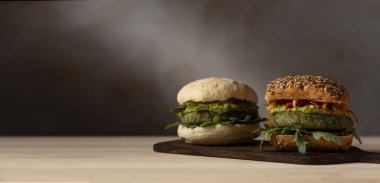 A picture of a delicious street food burger .