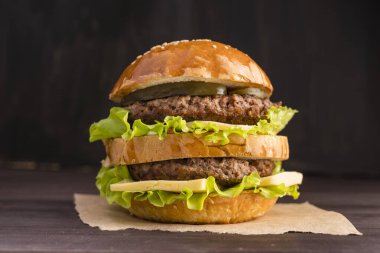 Lezzetli bir sokak yemeği burgeri resmi. .