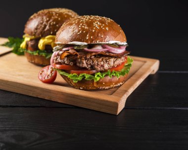 A picture of a delicious street food burger .