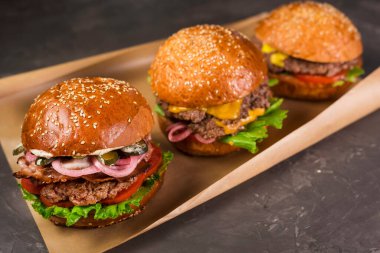 Lezzetli bir sokak yemeği burgeri resmi. .