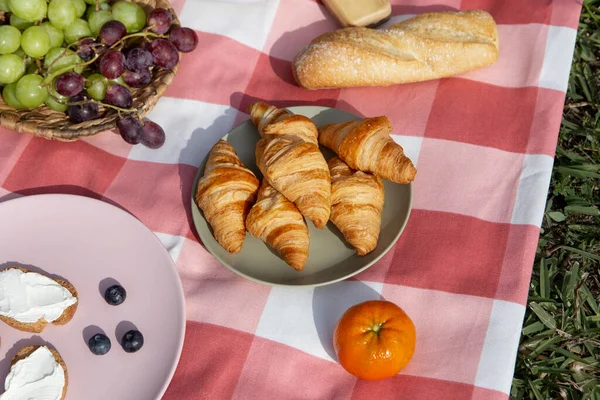 Kahvaltıda kruvasan, çilek ve meyve