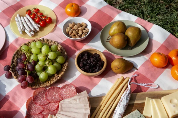 meyve ve sebzeli piknik masası