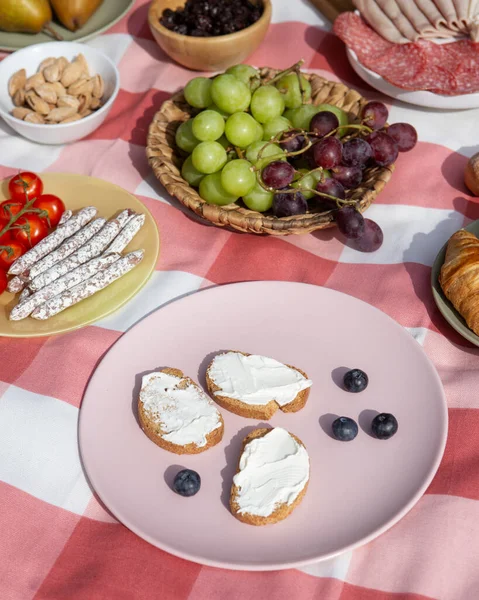 Tabakta peynir ve üzüm
