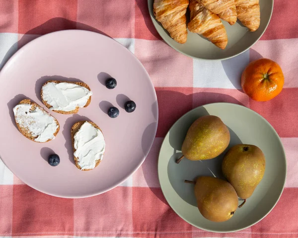 Bir parça ekmek ve tabakta bıçakla kahvaltı.