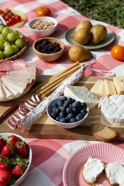 Peynir, zeytin, üzüm, fındık, zeytin, ekmek, yemek, atıştırmalık, atıştırmalık ve diğer şeyler.