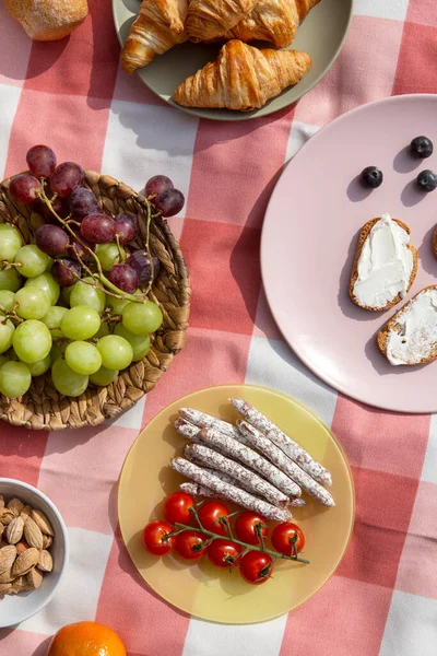 Ekmek, peynir ve üzümlü kahvaltı
