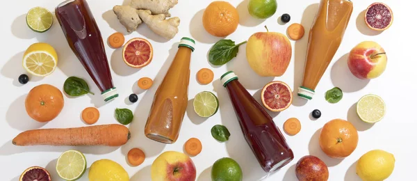 Beyaz arka planda taze meyve ve sebzelerin üst görünümü