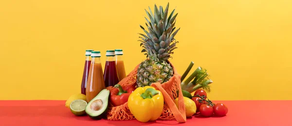 Meyve ve sebzelerin yaz kompozisyonu. Sağlıklı bir yaşam tarzı. en üstteki görünüm