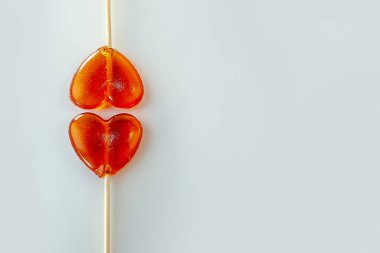 Beyaz arka planda kırmızı kalpler. - Şeker. Aşk kavramı. Sevgililer Günü. 