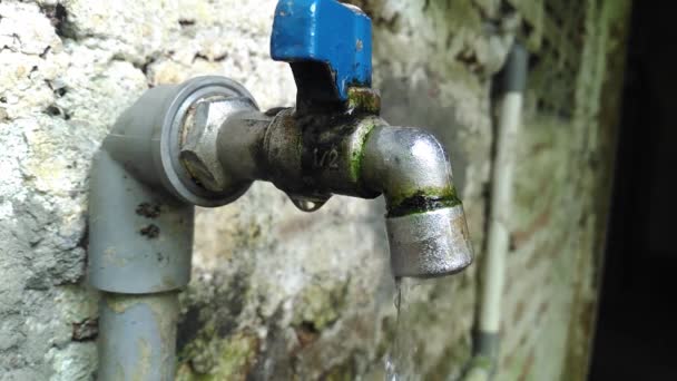 Ein Wasserhahn Der Ein Wenig Wasser Ablässt — Stockvideo