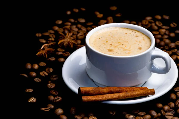 Taza Capuchino Sobre Fondo Negro Aislado —  Fotos de Stock