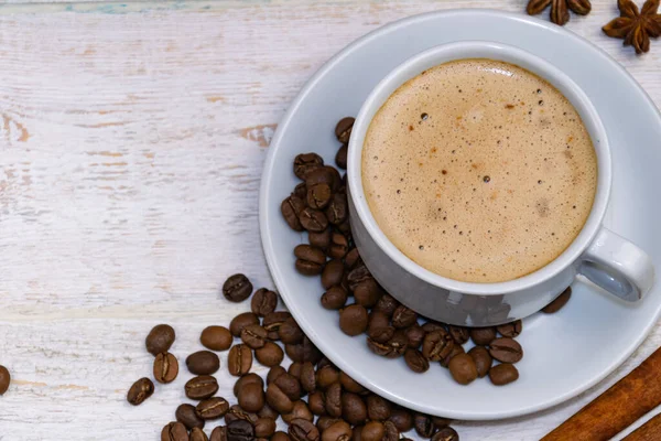 Secangkir Kopi Cappuccino Dengan Biji Bijian Pada Latar Belakang Kayu — Stok Foto