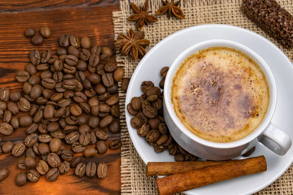 Secangkir Kopi Putih Cappuccino Dengan Biji Bijian — Stok Foto
