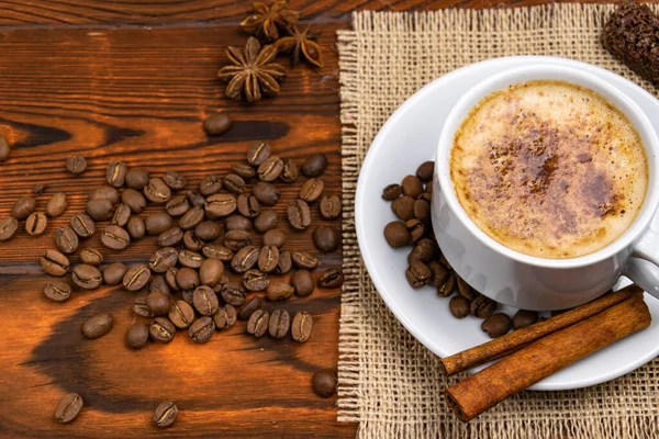 Secangkir Kopi Dengan Tongkat Kayu Manis — Stok Foto