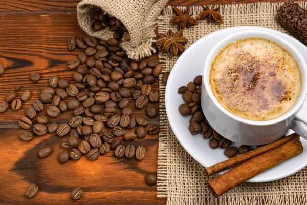 Secangkir Kopi Putih Cappuccino Dengan Biji Bijian — Stok Foto