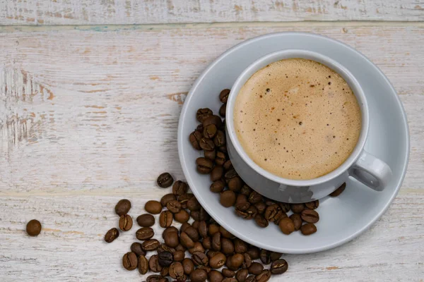 Secangkir Kopi Cappuccino Dengan Biji Bijian Pada Latar Belakang Kayu — Stok Foto