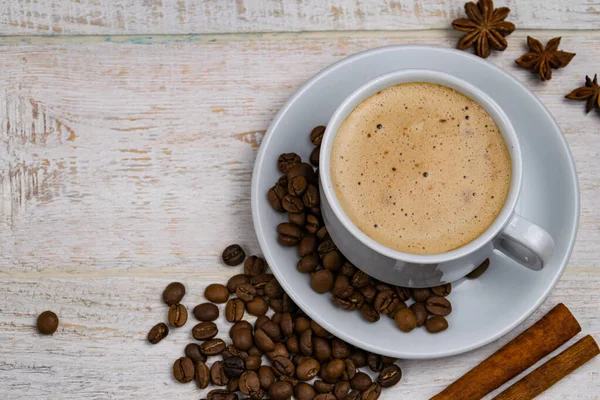 Secangkir Kopi Cappuccino Dengan Biji Bijian Pada Latar Belakang Kayu — Stok Foto