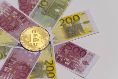 Altın Bitcoin Rus banknotlarının üzerinde yatıyor