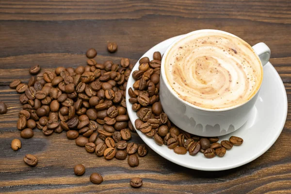 Cappuccino Dalam Cangkir Putih Pada Latar Belakang Kayu — Stok Foto