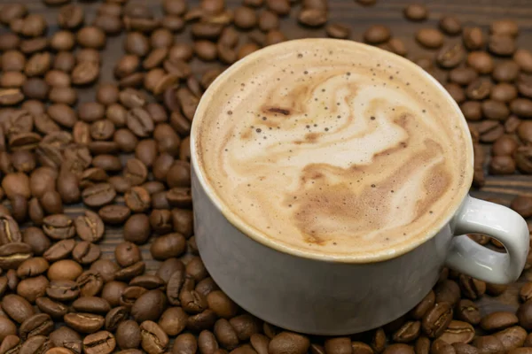 Secangkir Kopi Putih Dengan Kacang Panggang Secangkir Cappuccino — Stok Foto