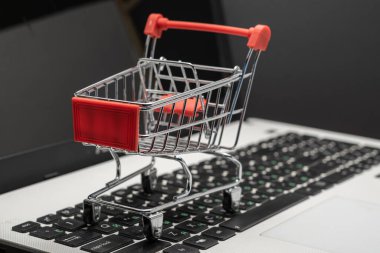 Alışveriş sepeti dizüstü bilgisayarda.