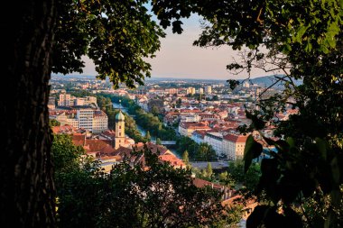 Gün batımında Schlossberg 'den Mur nehri ile Graz üzerinde şehir manzarası