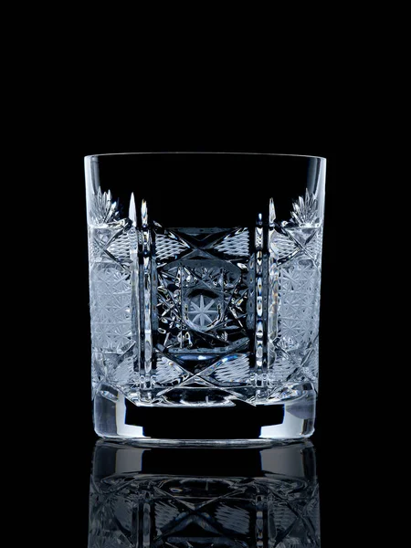Κενό Κρυστάλλινο Ποτήρι Ουίσκι Μαύρη Ανακλαστική Επιφάνεια Φως Χείλος — Φωτογραφία Αρχείου
