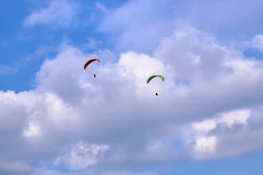 Bulutlarda iki Paraglider