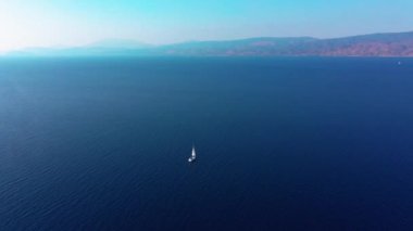 Güneşli bir günde Yunanistan Saronik Körfezi 'nde bir yelkenli yatı